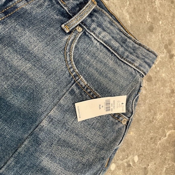 Old Navy; NWT Girls Denim Shorts, size 16plus - Picture 2 of 4